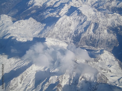 Vue aérienne sur des montagnes enneigées dans les Alpes en hiver (France)