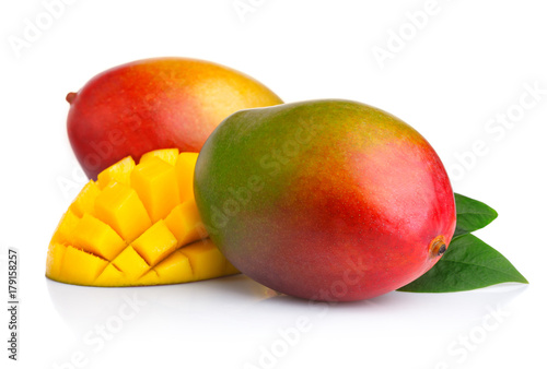 Papier peint Ripe mango fruits with slices isolated on white