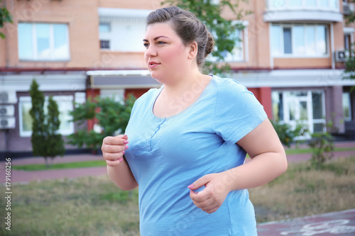 Foto Overweight woman running, outdoors