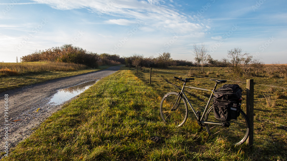 Naklejka premium firld path cycling