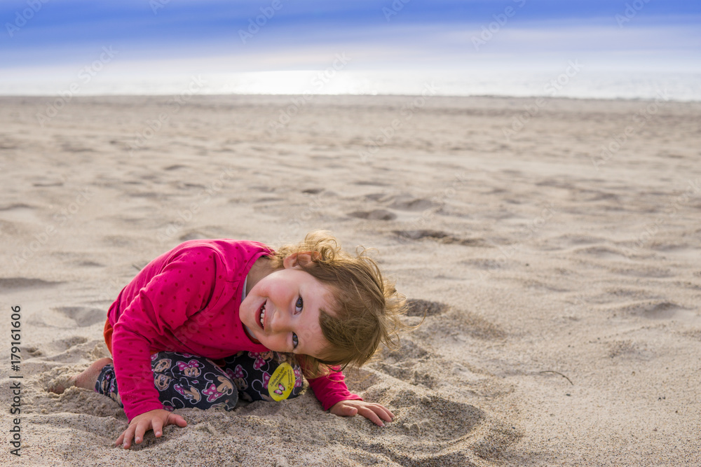 Dziecko śmieje się radośnie na letniej plaży nad Bałtykiem. Dziecko śmieje się radośnie na letniej plaży nad Bałtykiem.