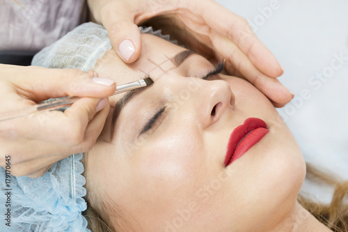 Correction of eyebrows in the beauty salon 