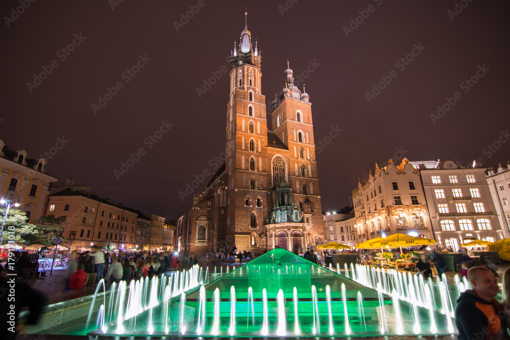 Kościół Mariacki w Krakowie nocą