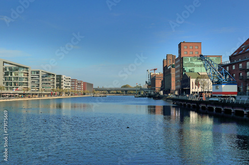 Innenhafen Duisburg, Blick auf neue Bürogebäude