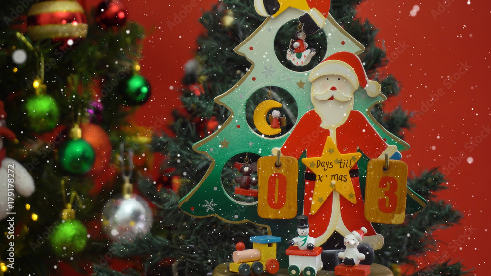 Obraz premium Greeting Season concept.Santa Claus show 3 days till Xmas with ornaments on a Christmas tree with decorative light