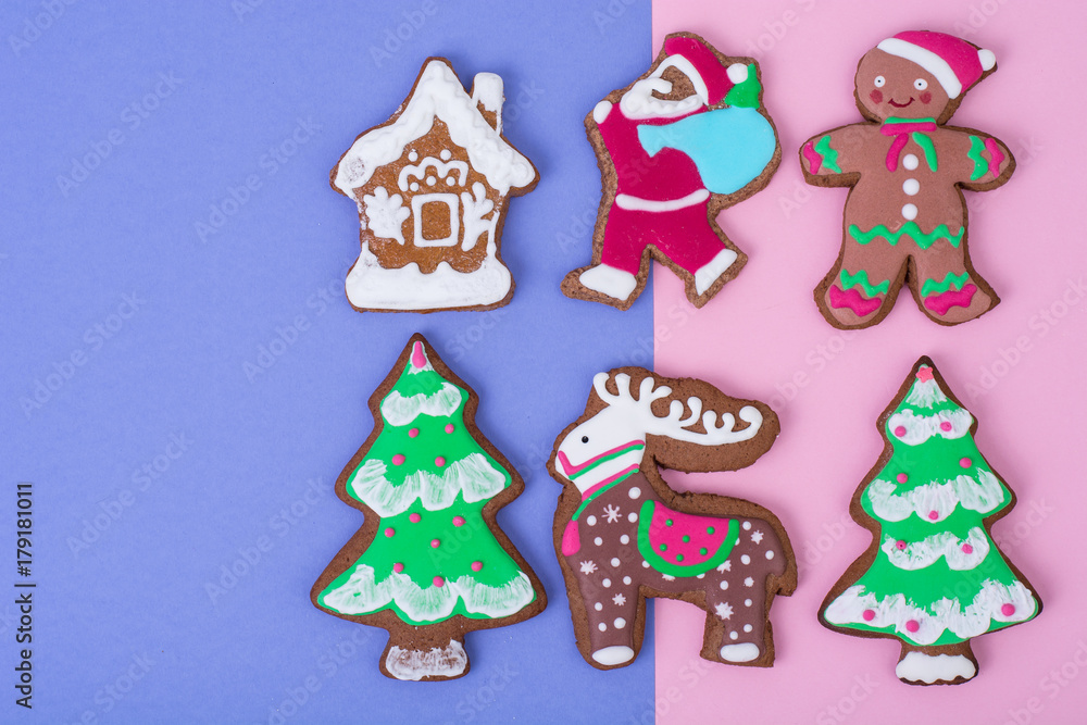 Naklejka premium Beautiful and tasty Christmas pastries on bright background