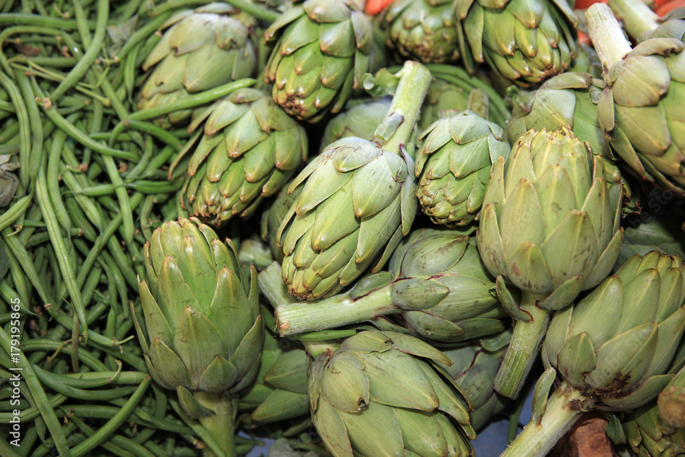 Fototapeta premium Frische Artischocken auf einem Markt in Pollensa. Mallorca