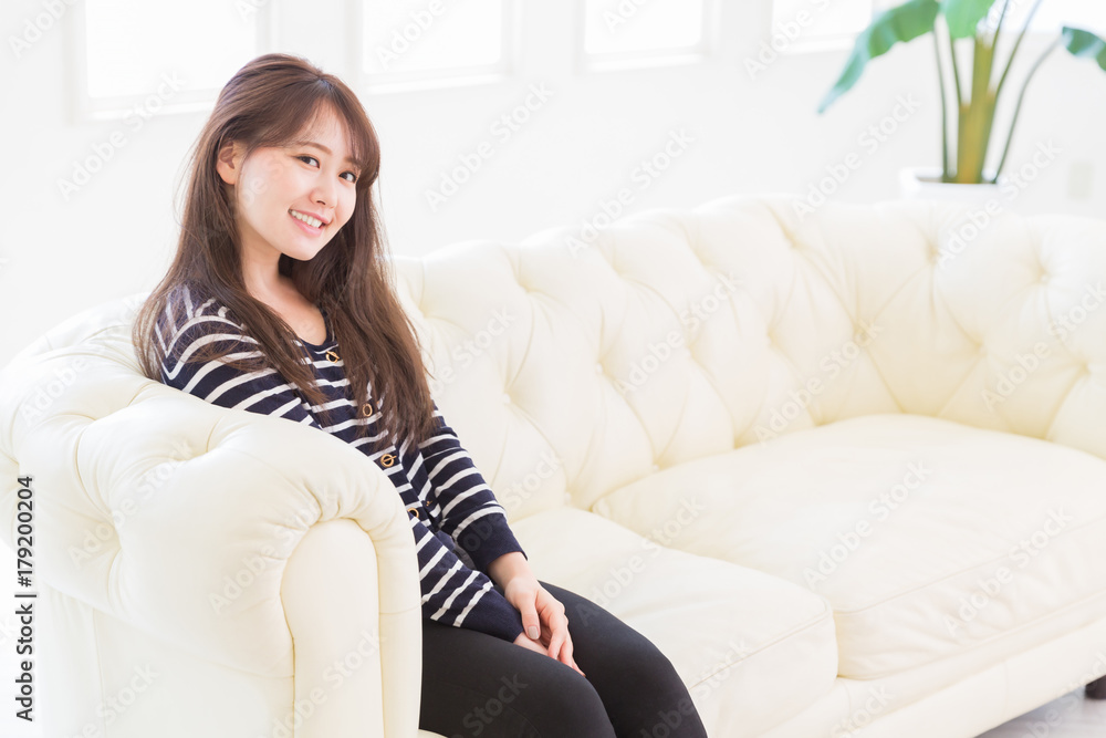 リラックスする女性 リラックスする女性