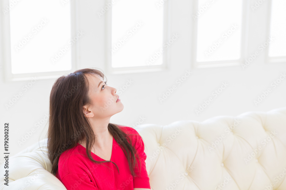 リラックスする女性 リラックスする女性