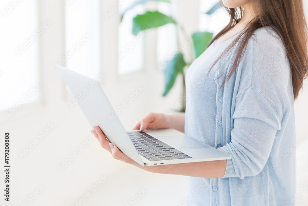 Fototapeta premium コンピューターを使う女性 手元