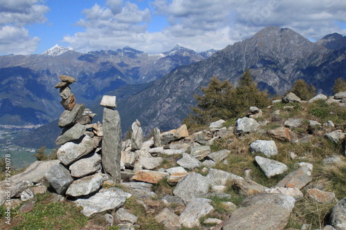 Traumhafte Alpenlandschaft / Blick vom Monte Berlinghera über das Val Chiavenna, davor selbstgebaute Steinmänner © holger.l.berlin