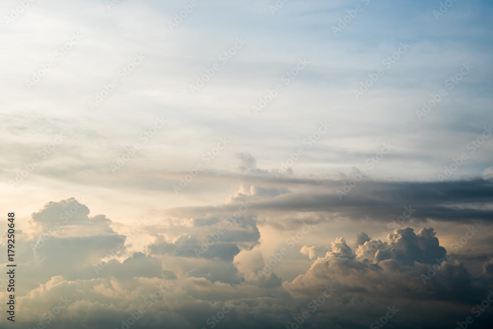 Obraz premium colorful dramatic sky with cloud at sunset.