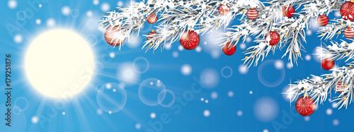 Header mit einem geschmückten Weihnachtsbaum vor einem blauen Himmel mit Sonne und Sonnenstrahlen