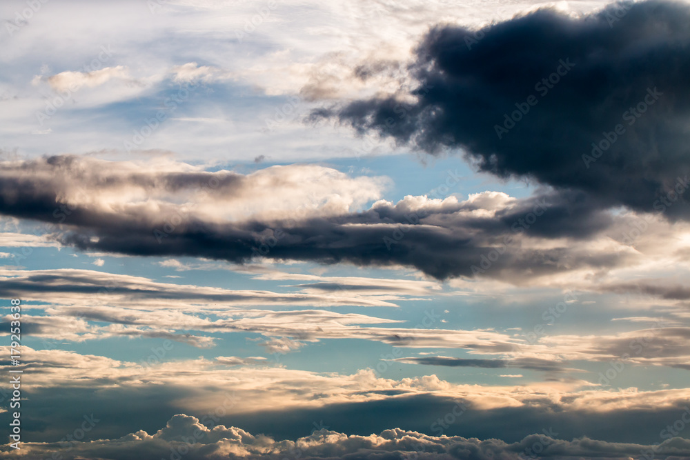 Obraz premium colorful dramatic sky with cloud at sunset.