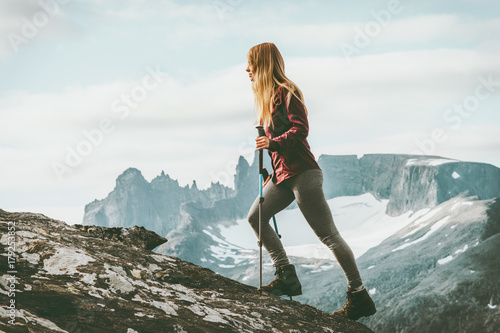 Fototapeta Poszukiwacz przygód wędrujący po górach Norwegii Podróżuj zdrowym stylem życia koncepcji aktywnych weekendowych wakacji