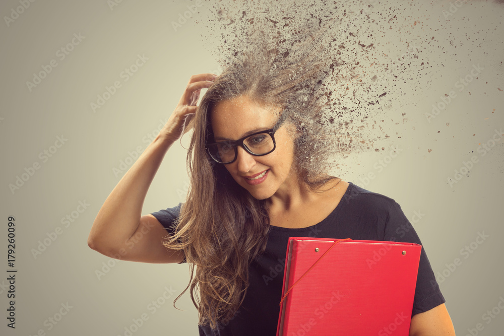 Pensando mulher estudante ou professora com a cebaça desfragmentando isolado no fundo da parede cinza. Menina pensativa que coça a cabeça procurando solucionar um problema Pensando mulher estudante ou professora com a cebaça desfragmentando isolado no fundo da parede cinza. Menina pensativa que coça a cabeça procurando solucionar um problema