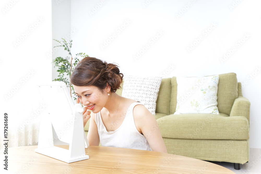 woman making herself up at home