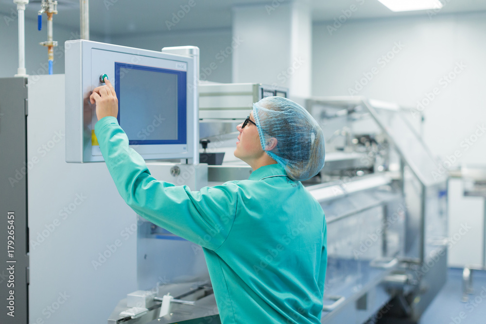 Obraz premium operator in the pharmaceutical factory near the equipment