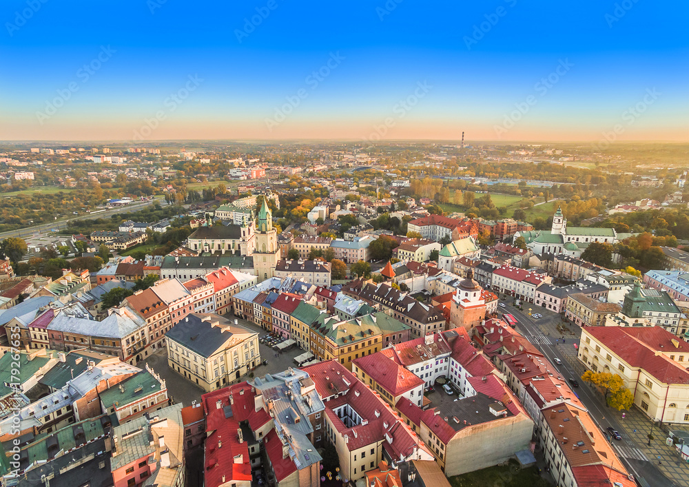Obraz premium Lublin widziany z powietrza. Krajobraz starego miasta z lotu ptaka, z widocznym Trybunałem koronnym i wieżą Trynitarską.