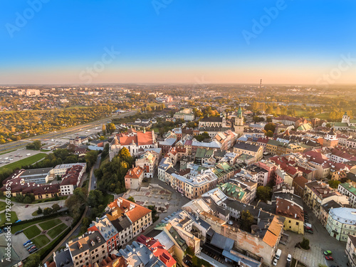 Lublin z lotu ptaka. Stare miasto z powietrza z widocznym placem Po Farze i ulicą Grodzką.