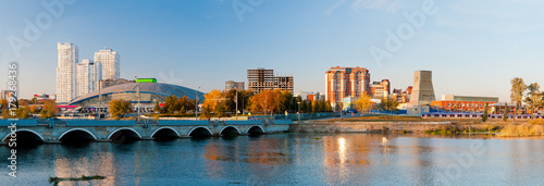 Foto Panorama of the autumn embankment of the river Miass