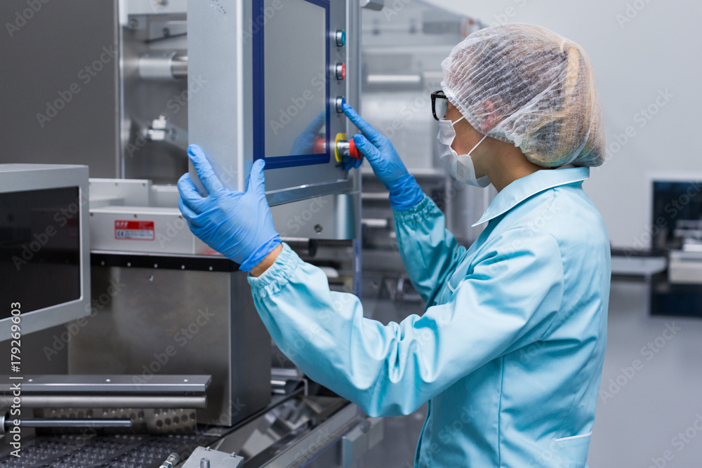 Naklejka premium pracownik fabryki konfiguruje panel sterowania