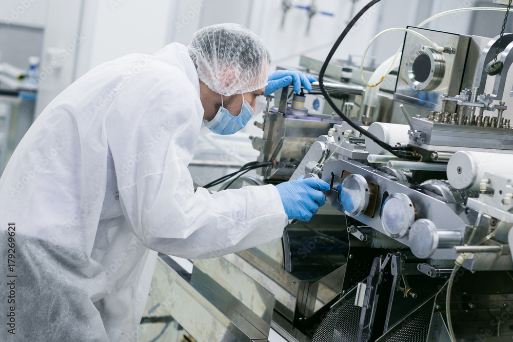 Naklejka premium scientist fix manufacture machine in lab
