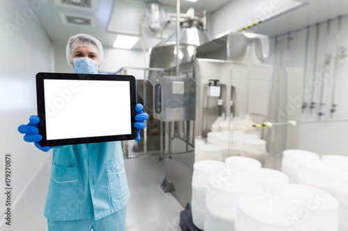scientist show empty tablet near steel machine © Ivan Traimak