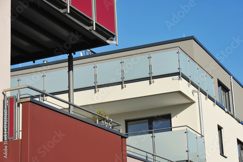 Balkone an moderner Hausfront mit Edelstahl-Glas-Geländer und Sichtschutz