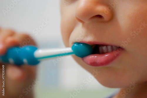 Bambino lava i denti con uno spazzolino