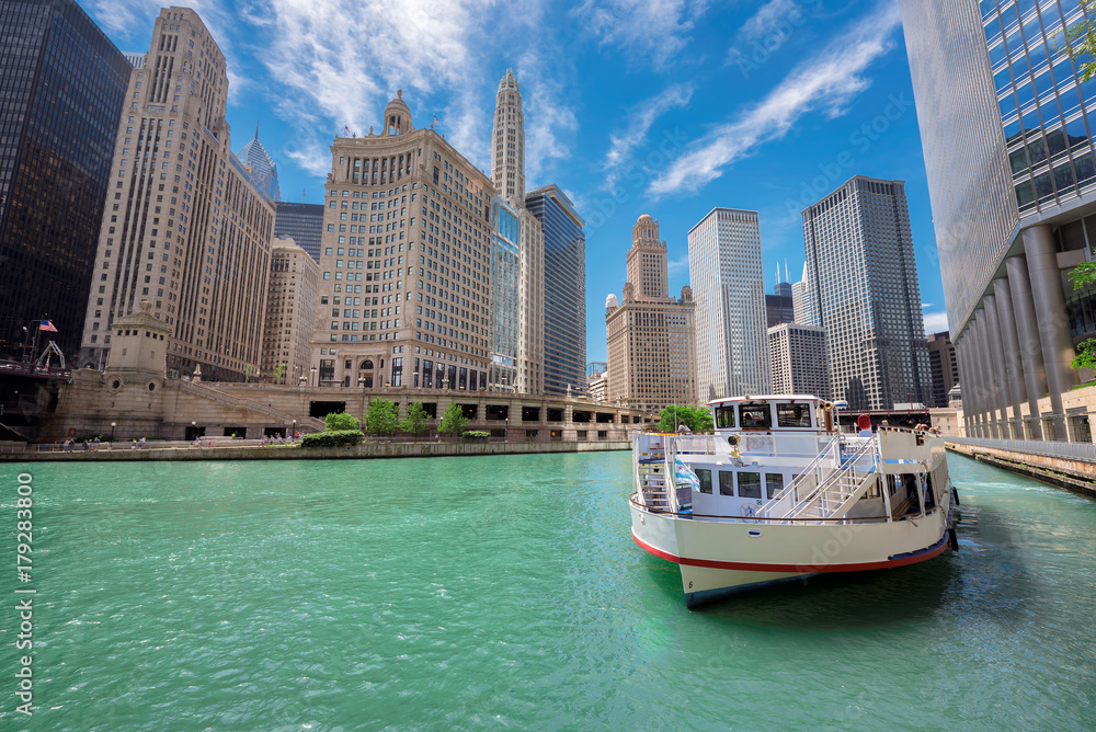 Obraz premium Chicago downtown and Chicago River with tourit ship during sunny day, Illinois, USA.