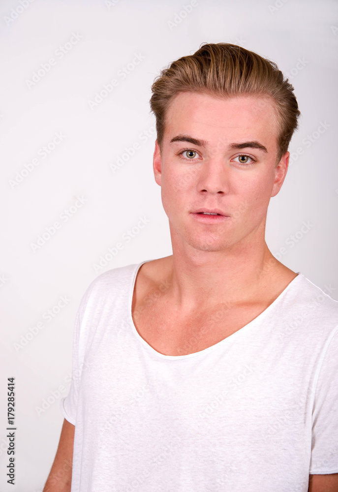 Hübscher junger Mann mit aufmerksamen Blick Hübscher junger Mann mit aufmerksamen Blick