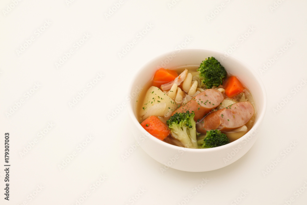ポトフ 野菜 ソーセージ 煮込み スープ 白背景 ポトフ 野菜 ソーセージ 煮込み スープ 白背景