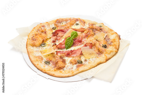 Pizza con prosciutto cotto, mozzarella e scaglie di grana