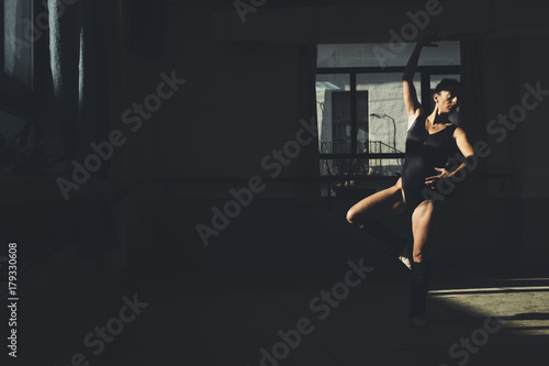 Fototapeta Naklejka Na Ścianę i Meble -  Ballet dancer practicing indoors.