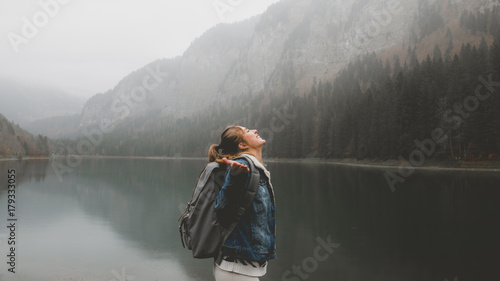 Canvastavla Attractive female hiker enjoys the view of lake Montriond in French Alps on a ra