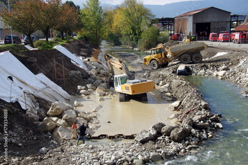 Wallpaper Mural prévention d’inondations d'une rivière  Torontodigital.ca