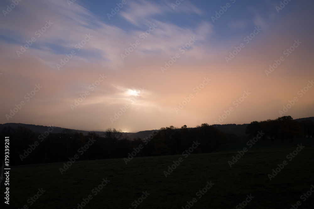 Mondschein abends am Horizont