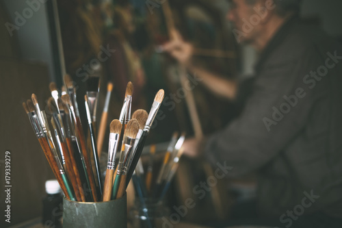 Painting at a stafelay. Work in the atelier.