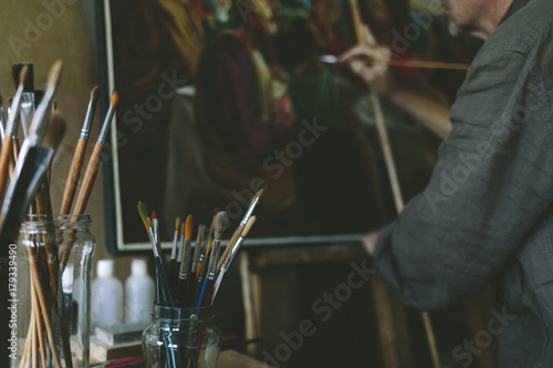 Painting at a stafelay. Work in the atelier.