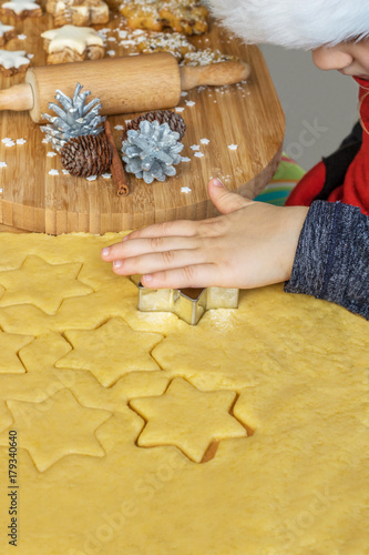 Kind backt Plätzchen in der Weihnachtszeit