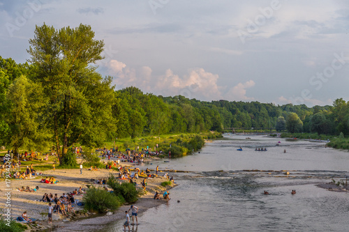 Badegäste am Kiesstrand an der Isar in München