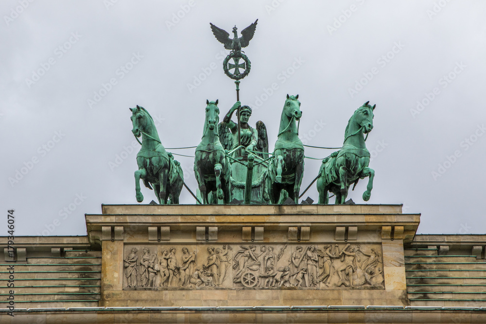 Viktoria und Pferde Gespann Quadriga auf Brandenburger Tor in Berlin