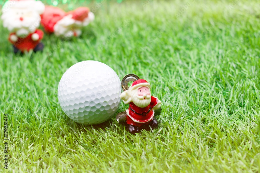 Naklejka premium Golfer Christmas holiday concept with golf ball and Christmas decoration