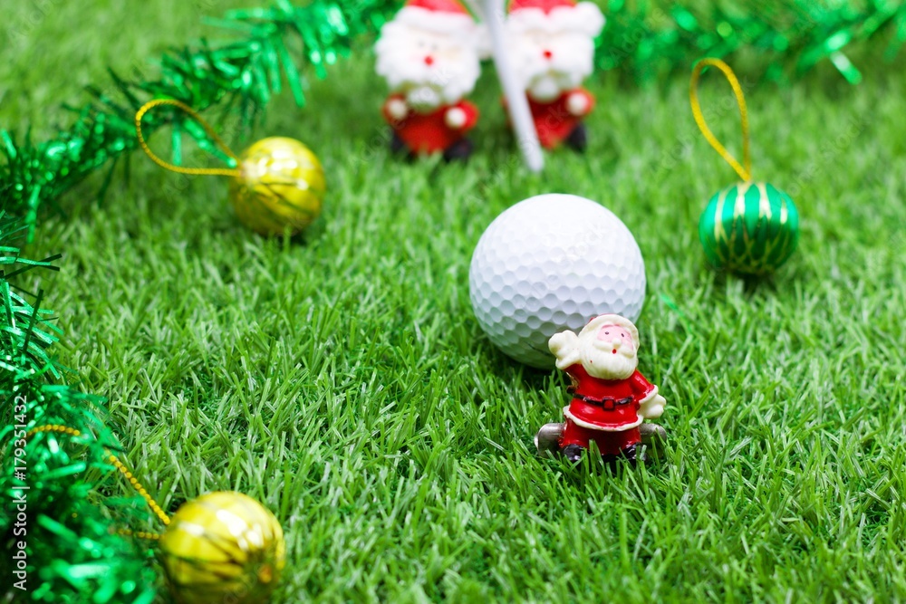 Naklejka premium Golfer Christmas holiday concept with golf ball and Christmas decoration