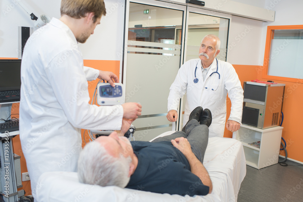 Obraz premium nurses and a patient