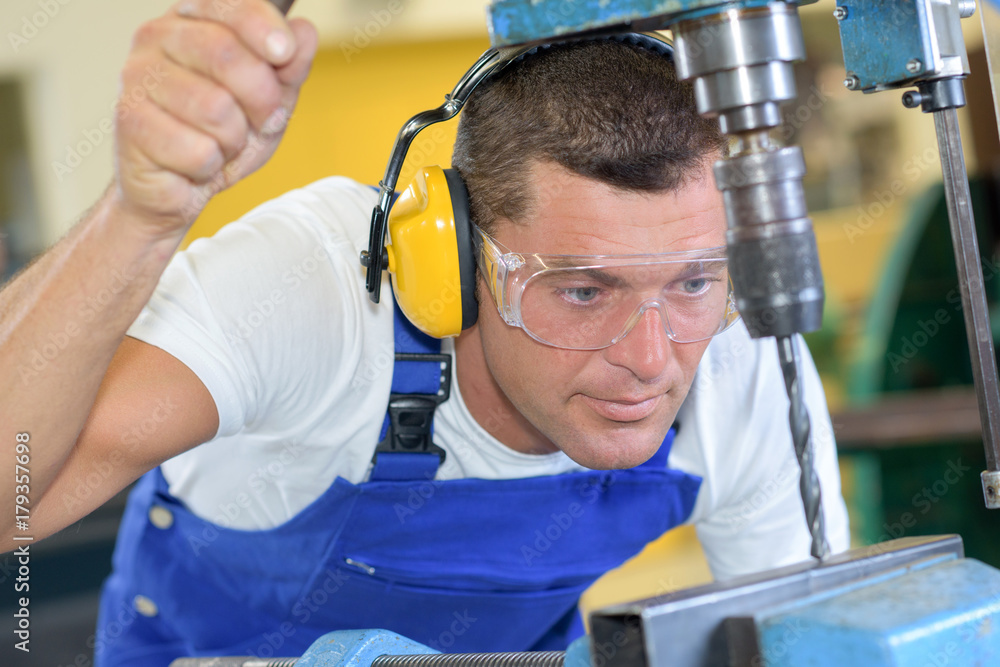 drilling with noise protection drilling with noise protection
