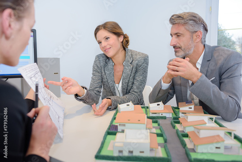 Tablou pe pânză real estate pricing details