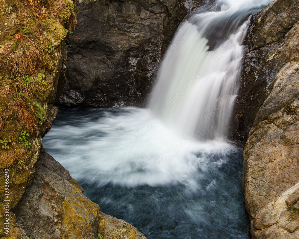 Obraz premium Close up mountain waterfall fast rushing water.