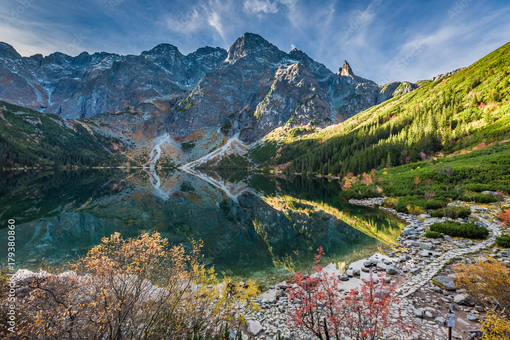 Fototapeta premium Cold sunrise at lake in the Tatra Mountains in autumn